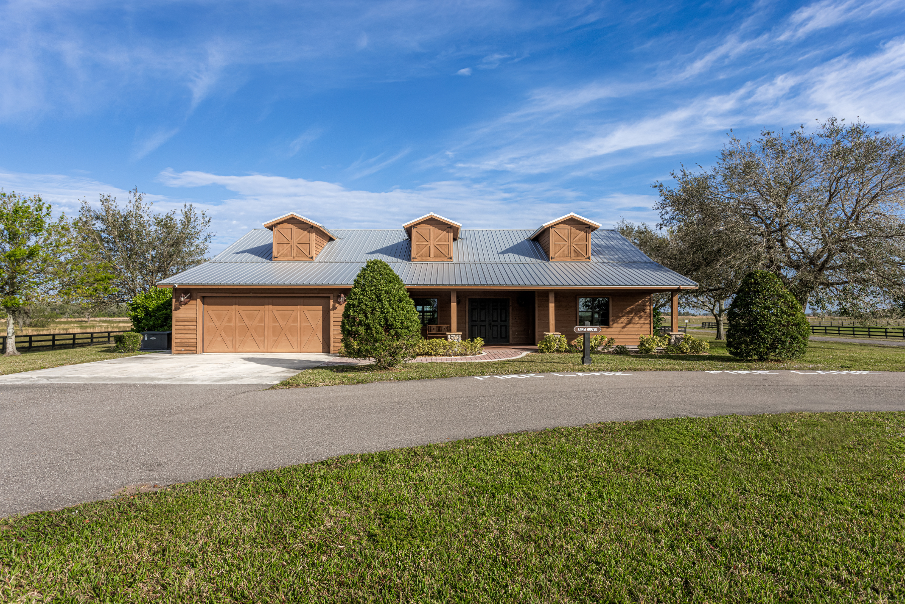 Farmhouse-front-OK-Corral-Lodging-hotel-motel-Okeechobee