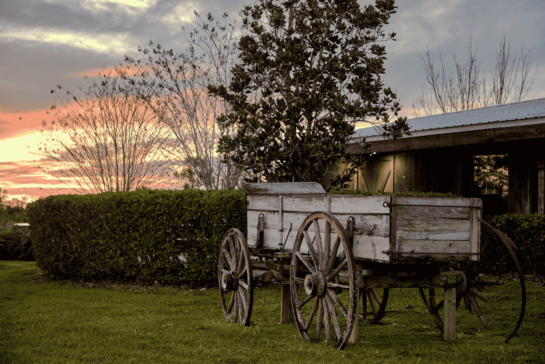 Hitching-Post-restaurant-exterior-at-sunset-Okeechobee-florida-port-st-lucie-fort-pierce-west-palm-beach-jupiter-stuart-palm-city-vero-beach